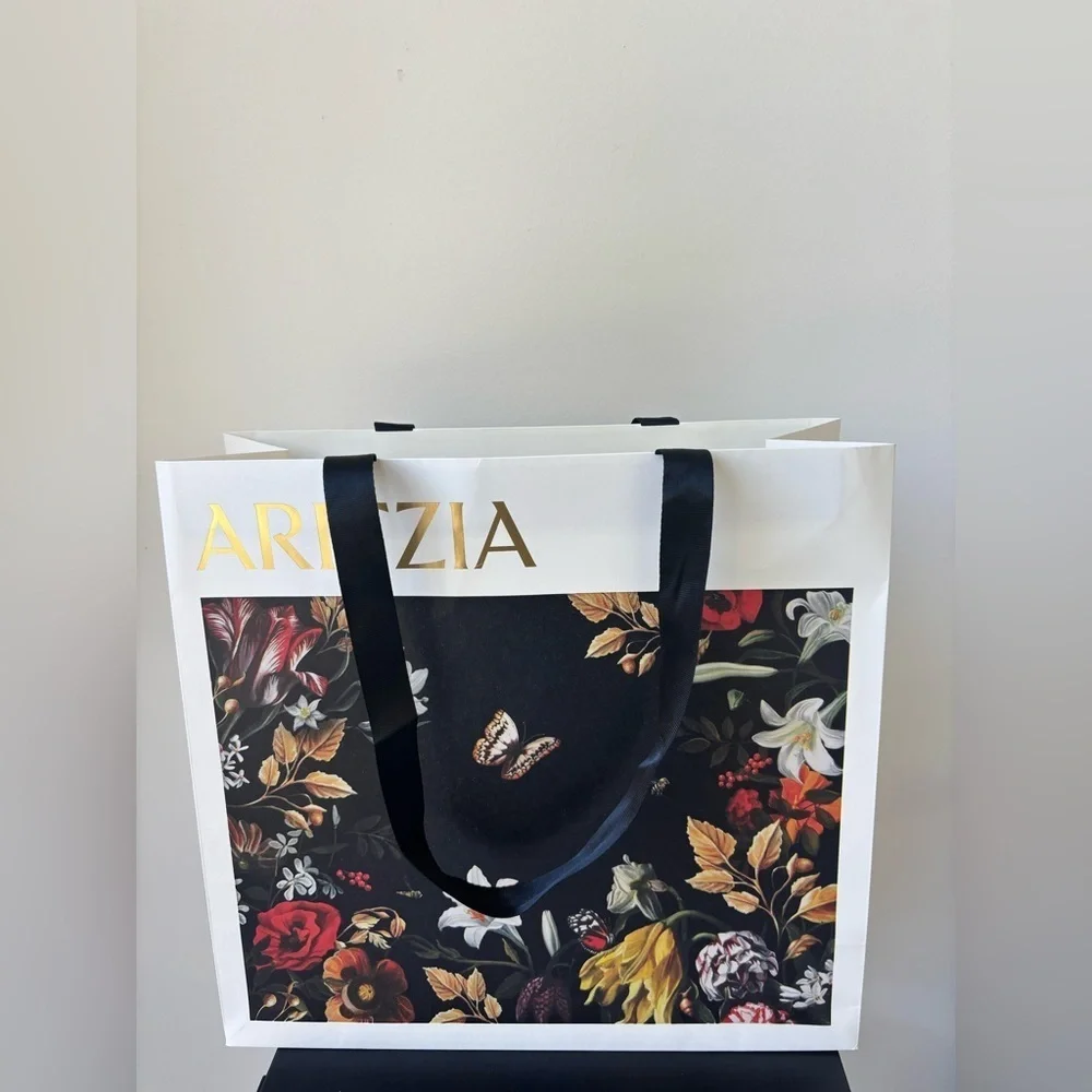 Aritzia shopping bag